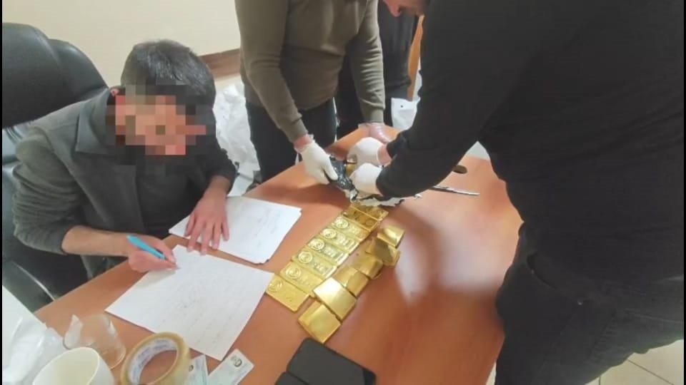 Havalimanında dev operasyon! Kaçak altın ve para ele geçirildi