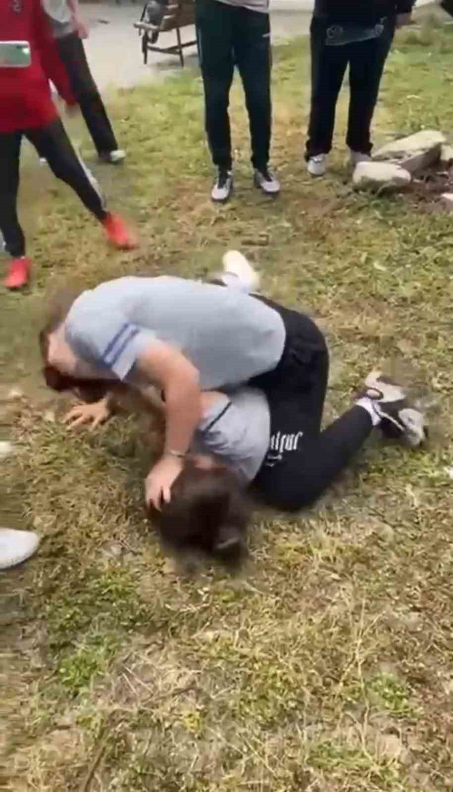 Kız öğrenciler saç saça kavga etti!