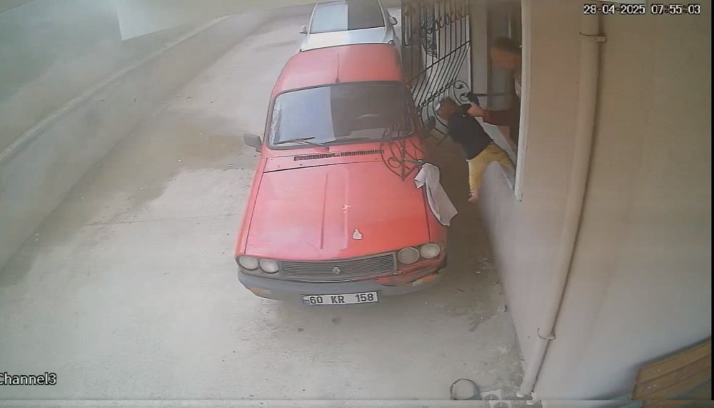 İki kardeş alevler arasından kurtarılmıştı! Çocuklar koruma altına alındı