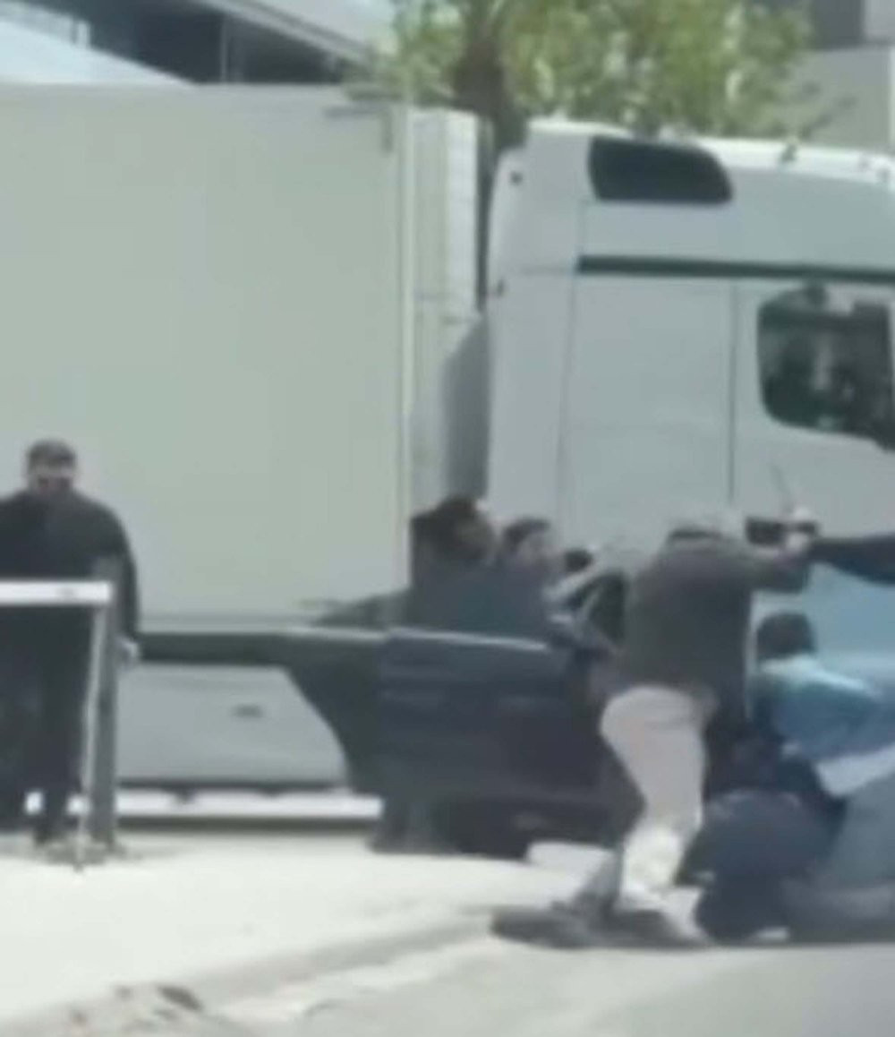 İzmir'de trafik magandası satırla saldırdı!