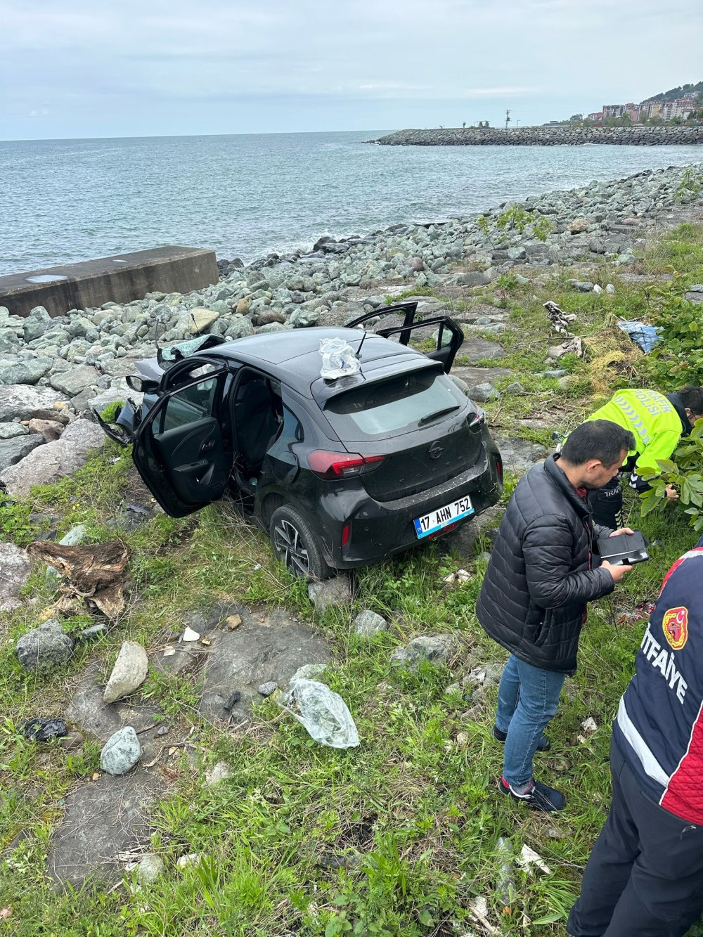 Karadeniz Sahil Yolu'nda feci kaza! Otomobil deniz kenarına uçtu: Ölü ve yaralılar var