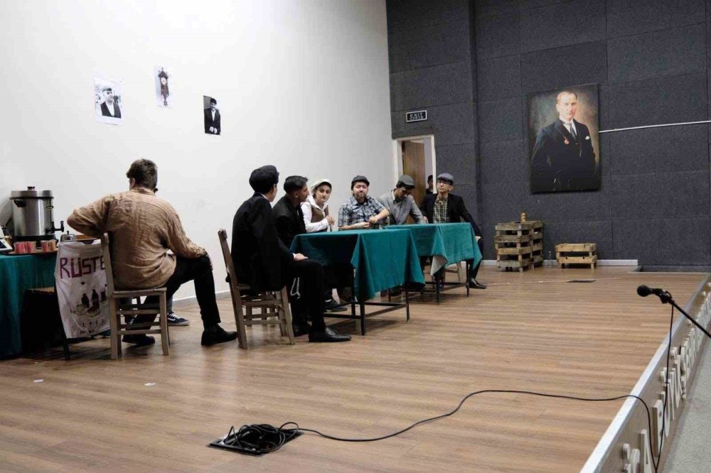 Lise öğrencilerinin oyunu büyük beğeni topladı!