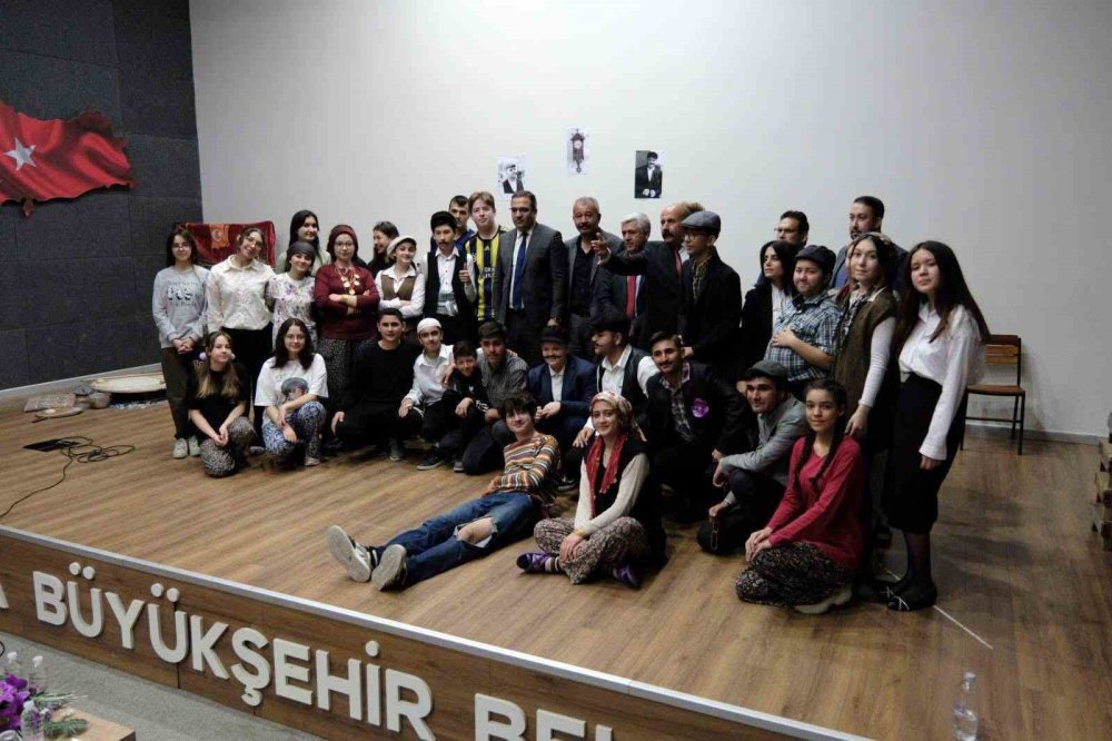 Lise öğrencilerinin oyunu büyük beğeni topladı!