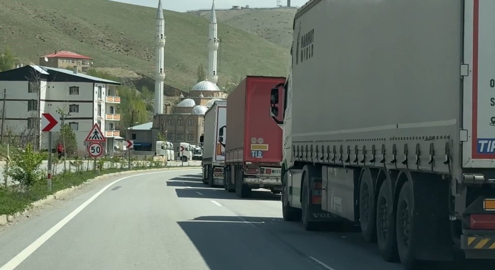 Sınırda 2 kilometrelik tır kuyruğu
