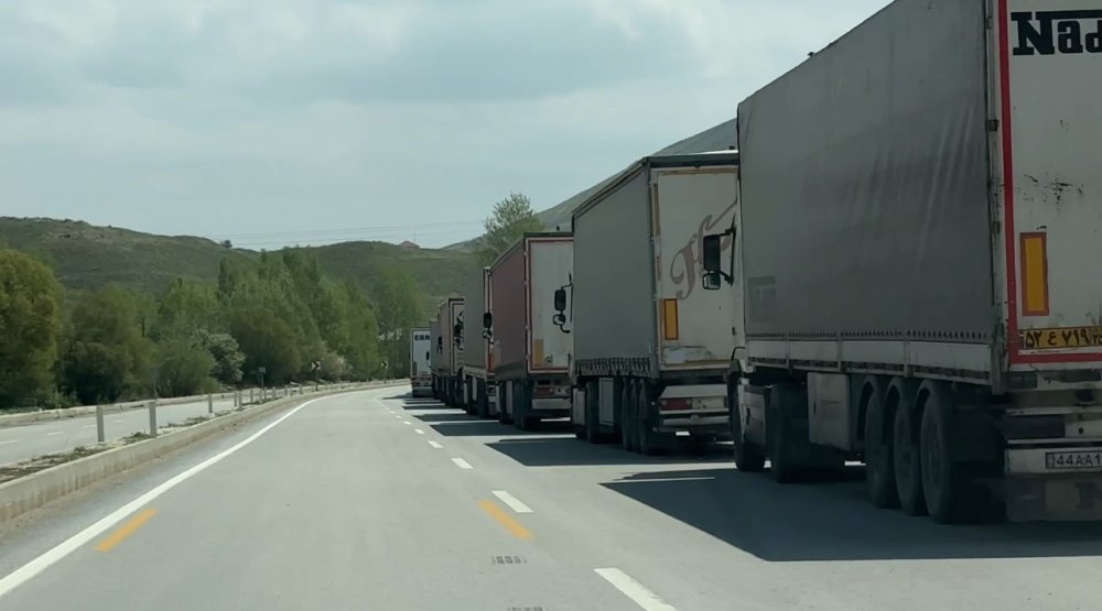 Sınırda 2 kilometrelik tır kuyruğu