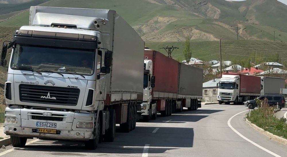 Sınırda 2 kilometrelik tır kuyruğu