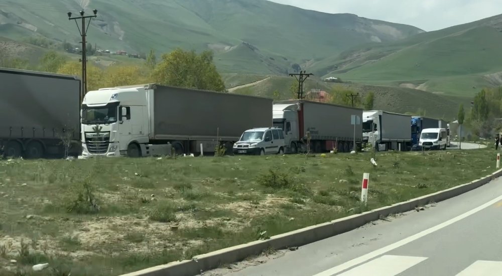 Sınırda 2 kilometrelik tır kuyruğu