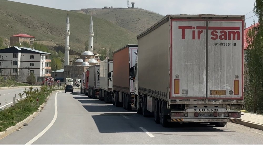 Sınırda 2 kilometrelik tır kuyruğu