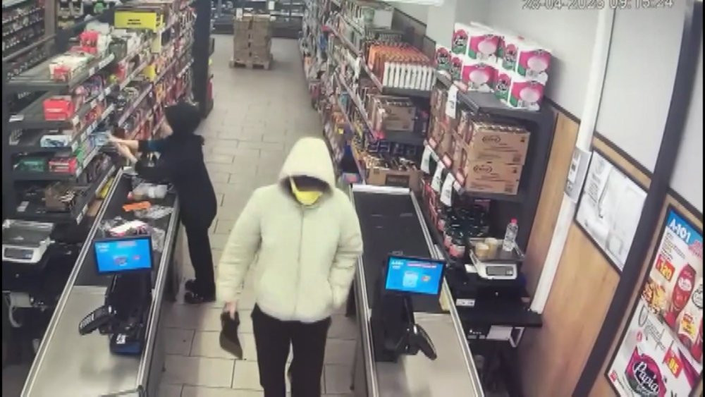 İstanbul'da müşteri gibi girdiği marketi soydu