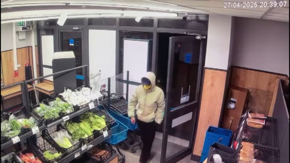 İstanbul'da müşteri gibi girdiği marketi soydu