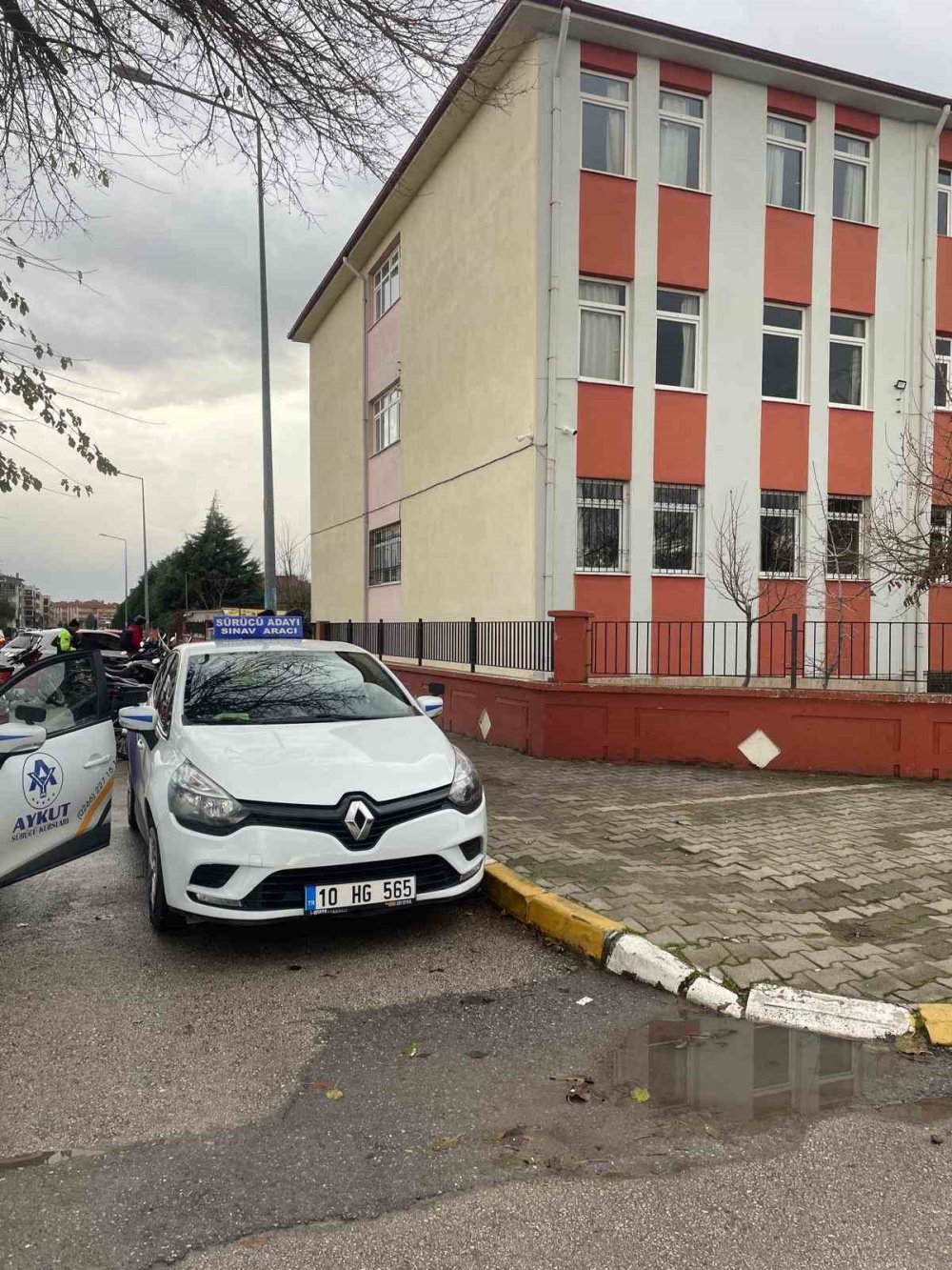 Okul çevresindeki sürücü kursu kabusu: Veliler endişeli