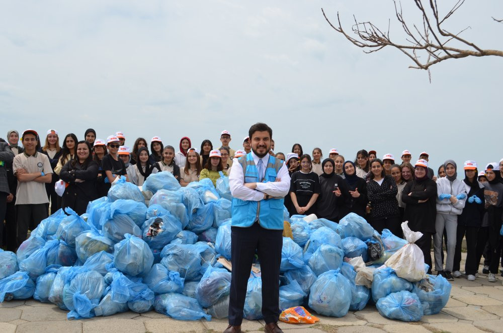 Van Gölü sahilinde temizlik! 3 kamyon dolusu atık çıktı