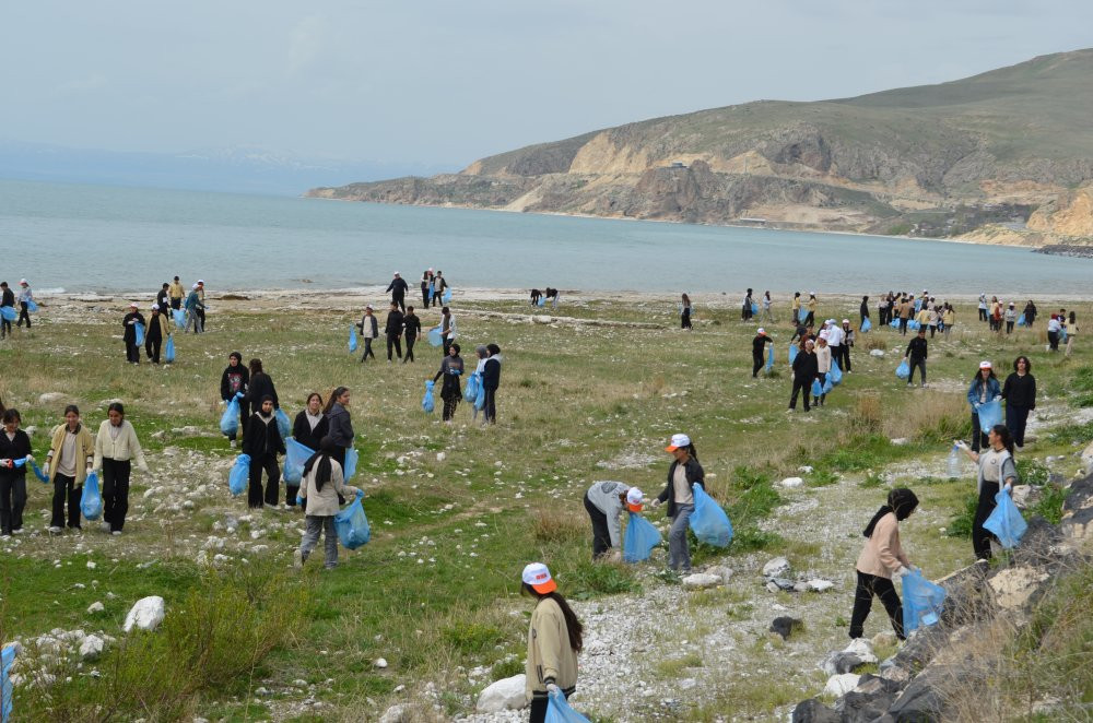 Van Gölü sahilinde temizlik! 3 kamyon dolusu atık çıktı