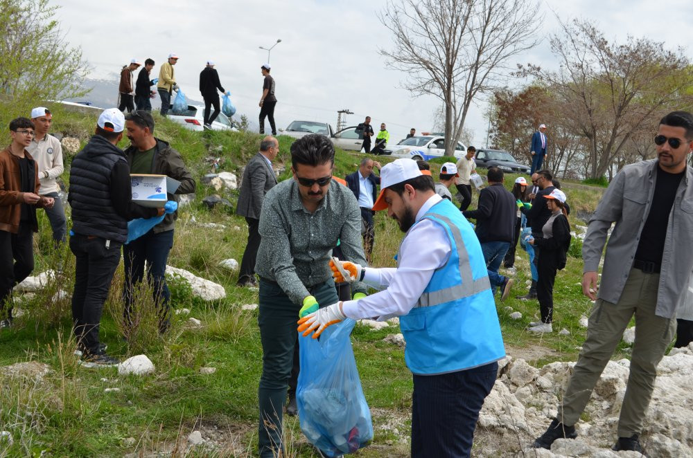 Van Gölü sahilinde temizlik! 3 kamyon dolusu atık çıktı