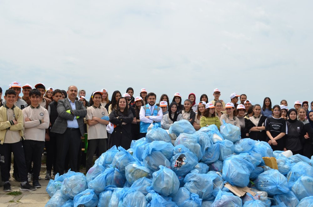 Van Gölü sahilinde temizlik! 3 kamyon dolusu atık çıktı