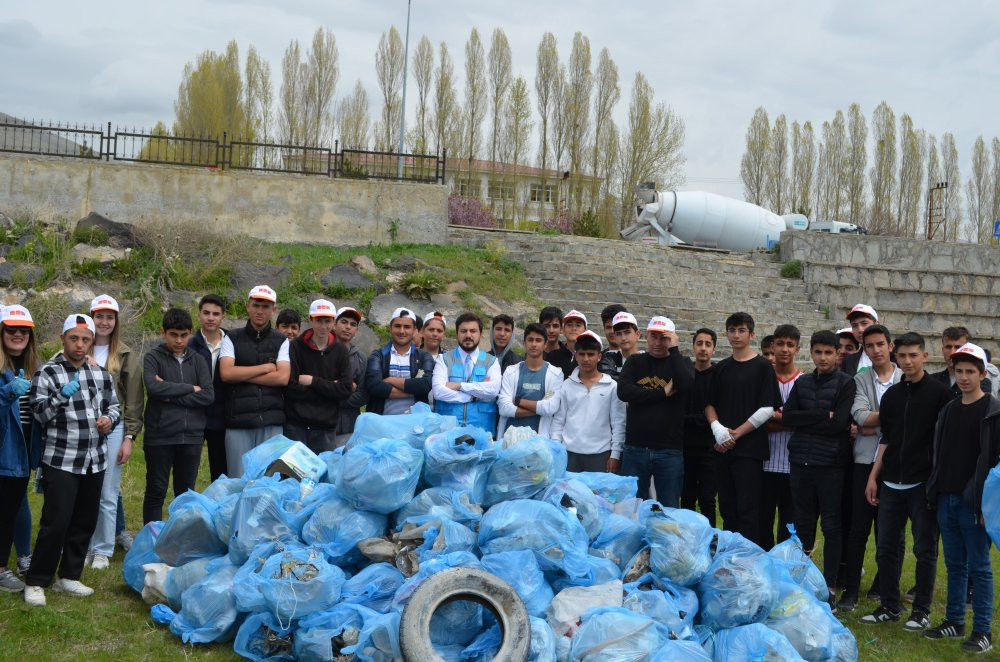 Van Gölü sahilinde temizlik! 3 kamyon dolusu atık çıktı