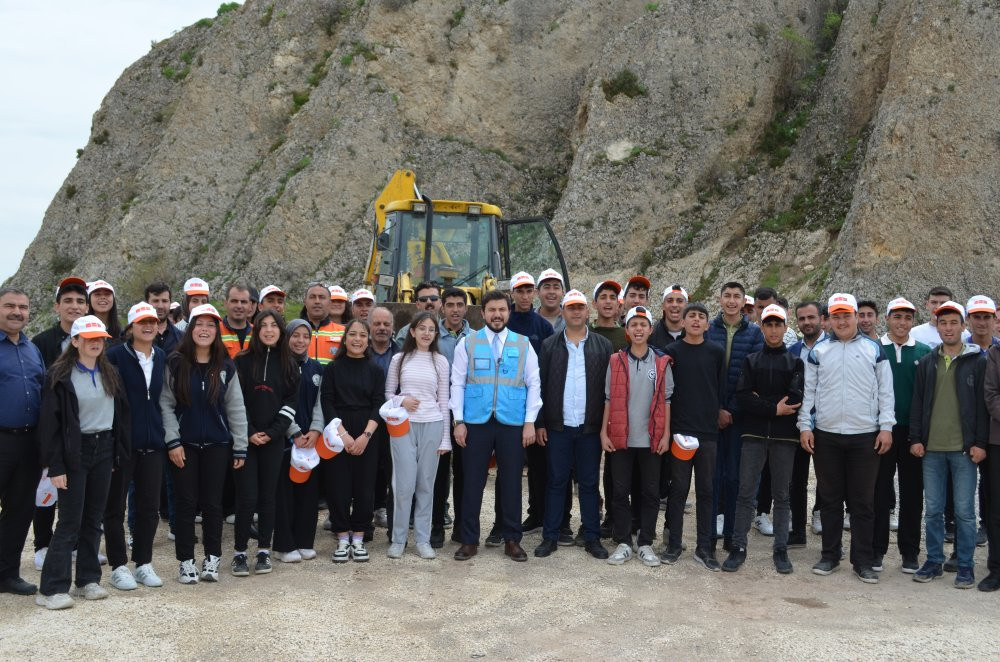 Van Gölü sahilinde temizlik! 3 kamyon dolusu atık çıktı