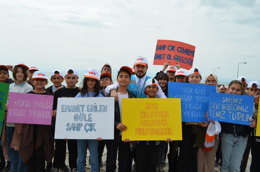 Van Gölü sahilinde temizlik! 3 kamyon dolusu atık çıktı