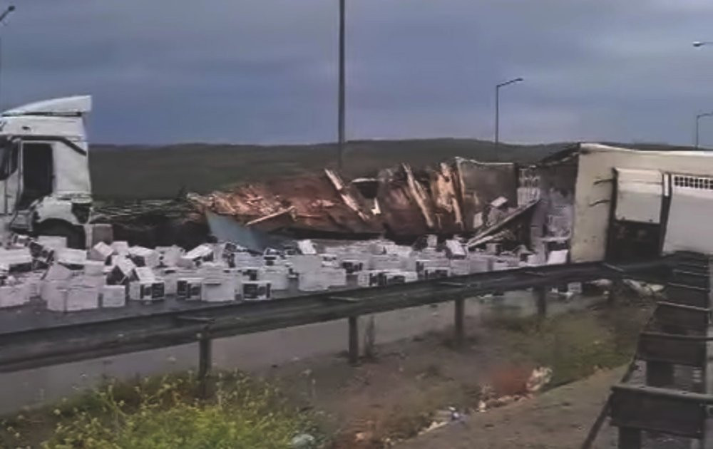 TAG Otoyolda kaza: Tonlarca çikolata yola saçıldı