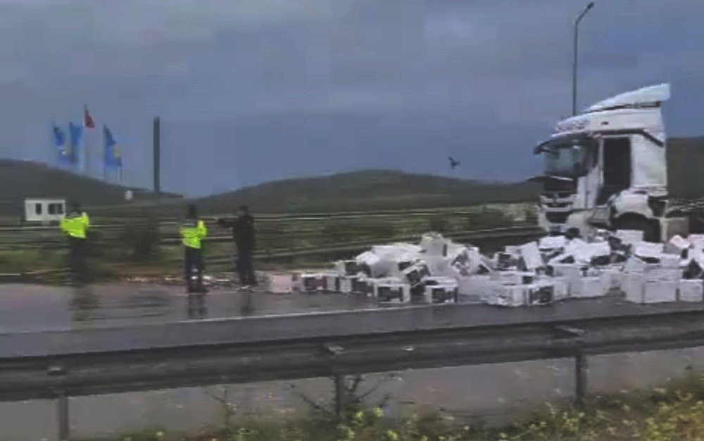 TAG Otoyolda kaza: Tonlarca çikolata yola saçıldı