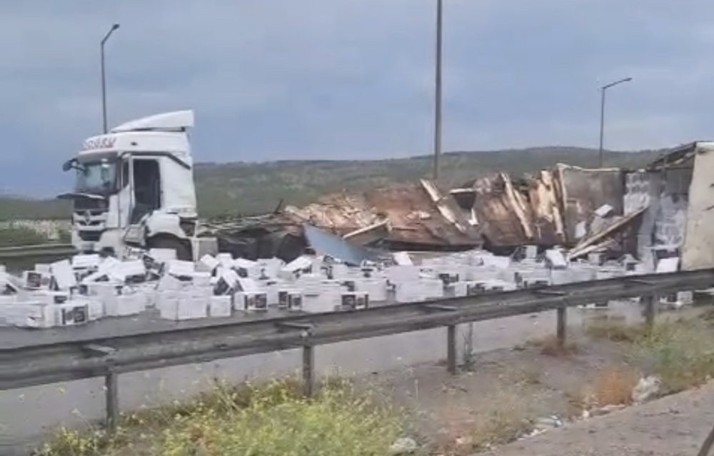 TAG Otoyolda kaza: Tonlarca çikolata yola saçıldı