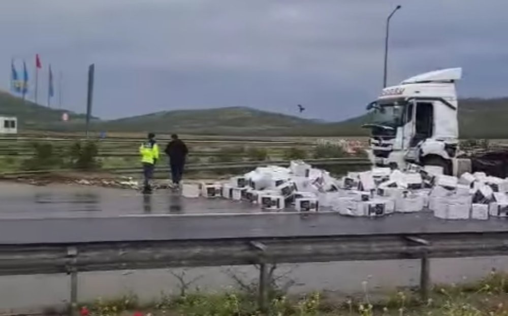 TAG Otoyolda kaza: Tonlarca çikolata yola saçıldı