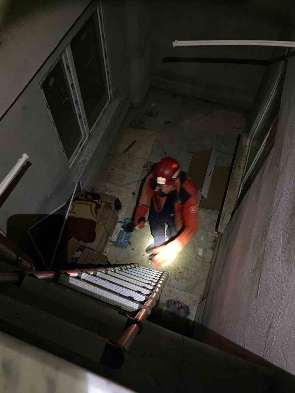 Apartman boşluğuna düşen yavru kedi kurtarıldı