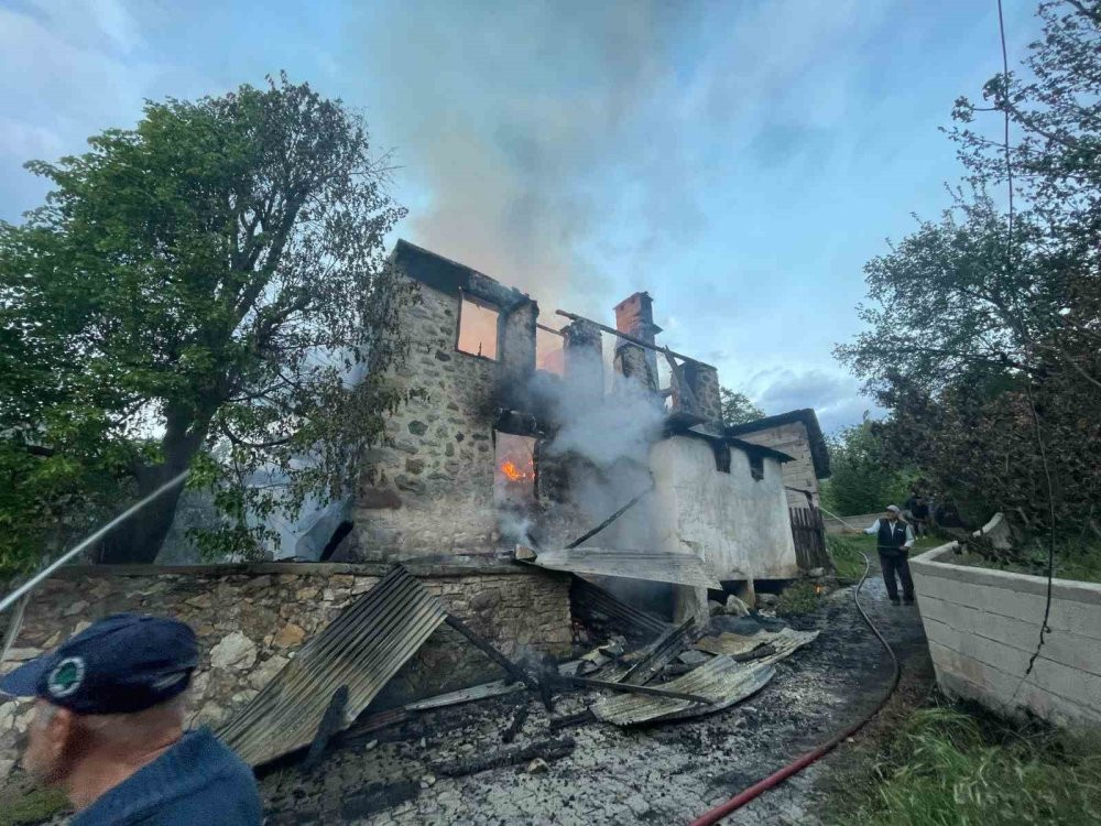 Artvin'de ahşap ev küle döndü!
