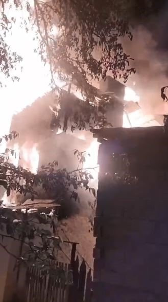 Artvin'de ahşap ev küle döndü!