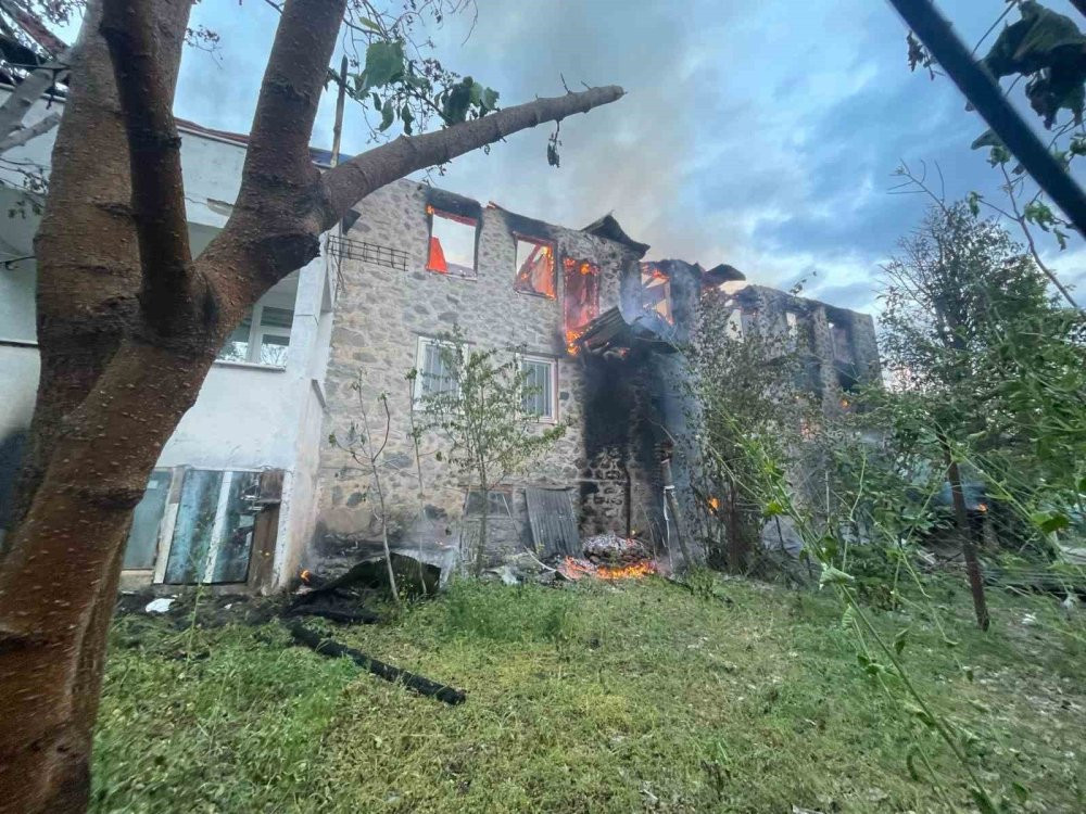 Artvin'de ahşap ev küle döndü!