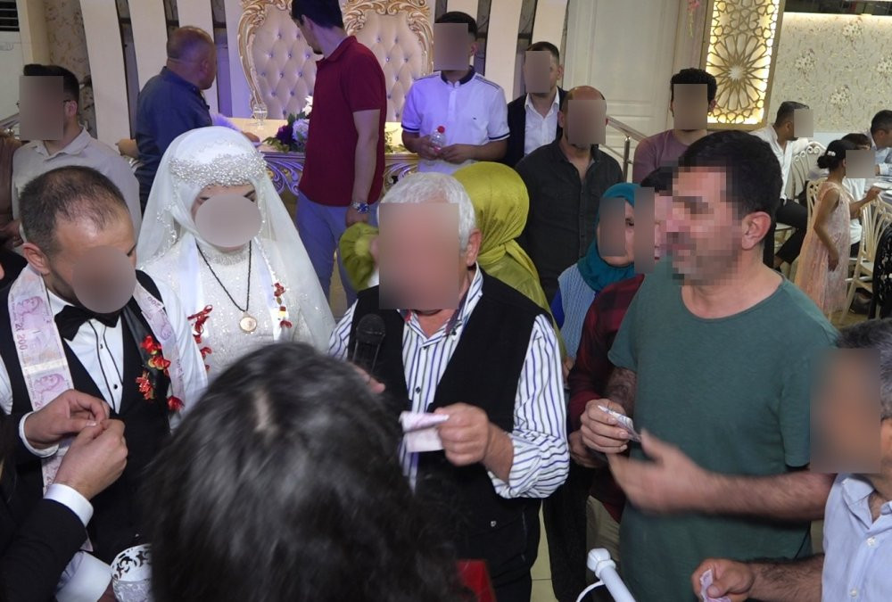 Düğüne davetli gibi geldi! Yaptığı yöntem şeytana pabucunu bile ters giydirir