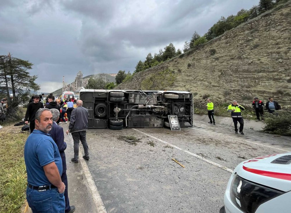 Isparta'da yolcu midibüsü devrildi: Çok sayıda yaralı var