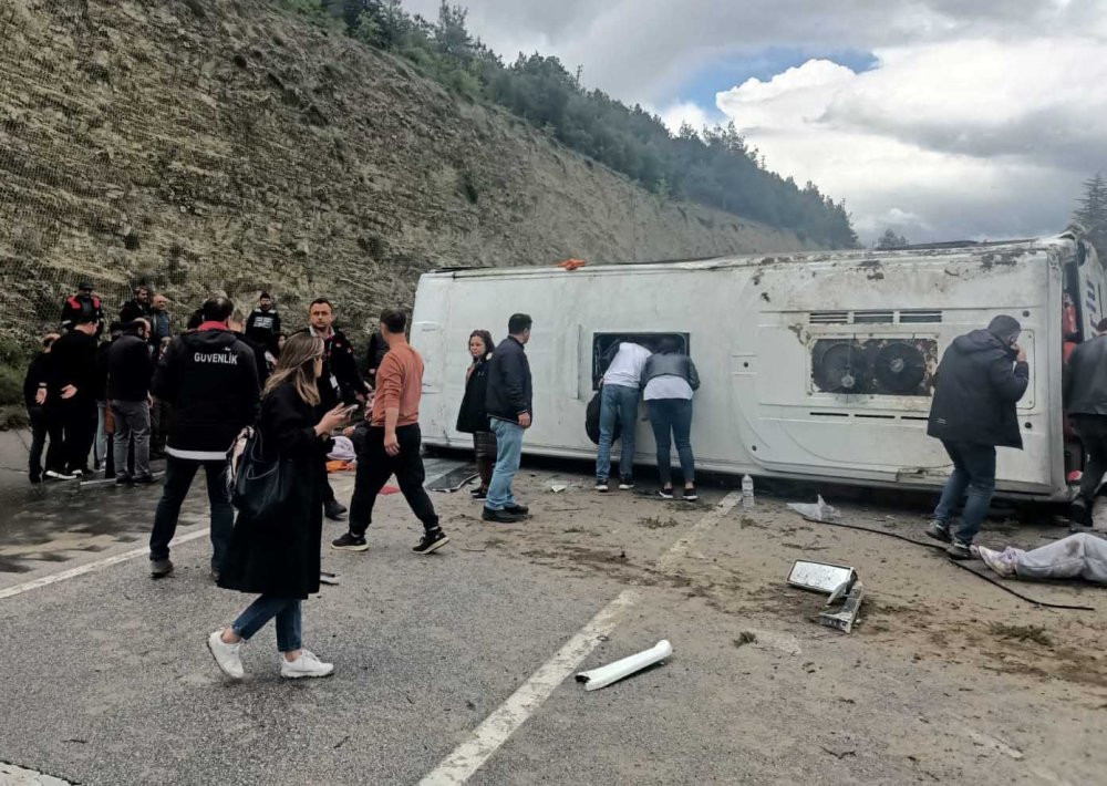Isparta'da yolcu midibüsü devrildi: Çok sayıda yaralı var