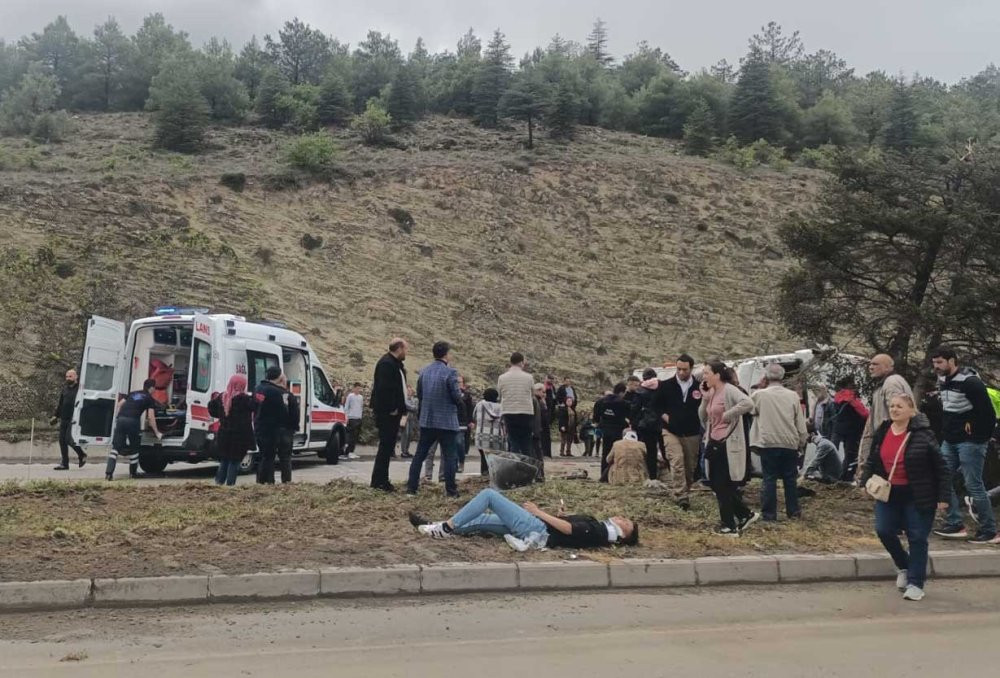 Isparta'da yolcu midibüsü devrildi: Çok sayıda yaralı var