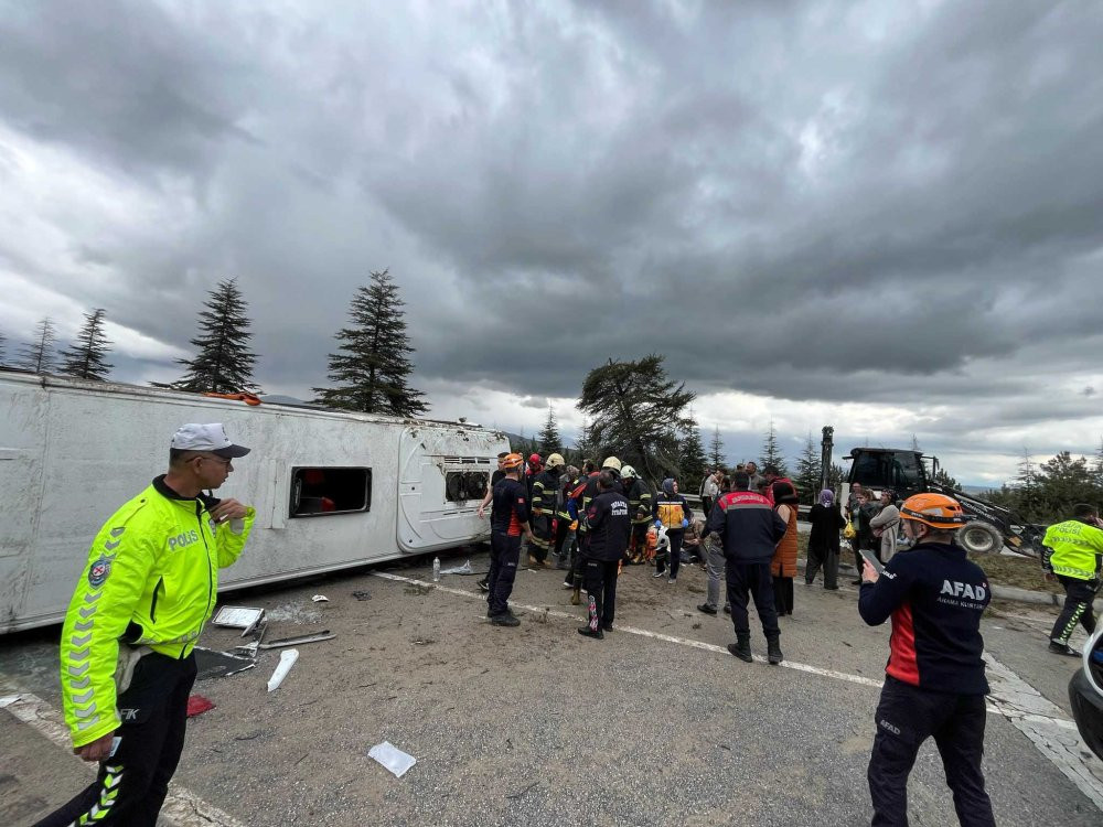 Isparta'da yolcu midibüsü devrildi: Çok sayıda yaralı var