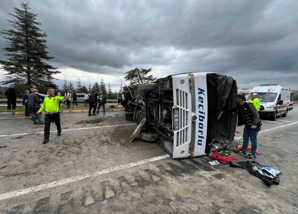 Isparta'da yolcu midibüsü devrildi: Çok sayıda yaralı var