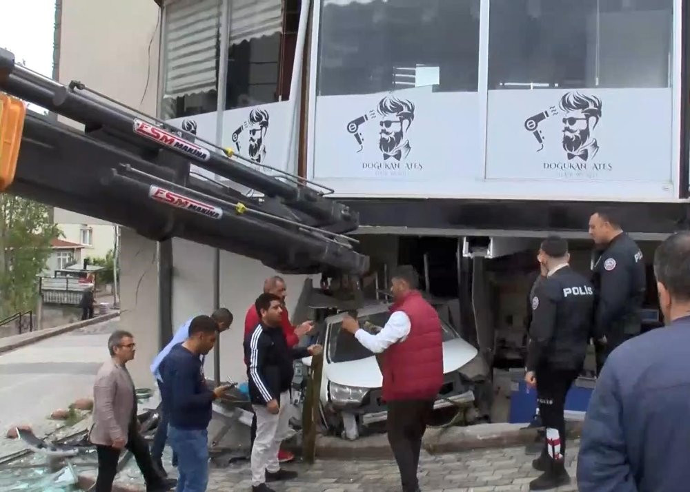 Sancaktepe’de kaza şoku: Araç iş yerine girdi