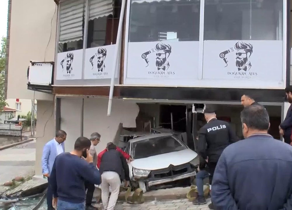 Sancaktepe’de kaza şoku: Araç iş yerine girdi