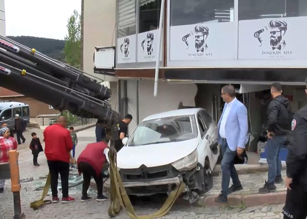 Sancaktepe’de kaza şoku: Araç iş yerine girdi