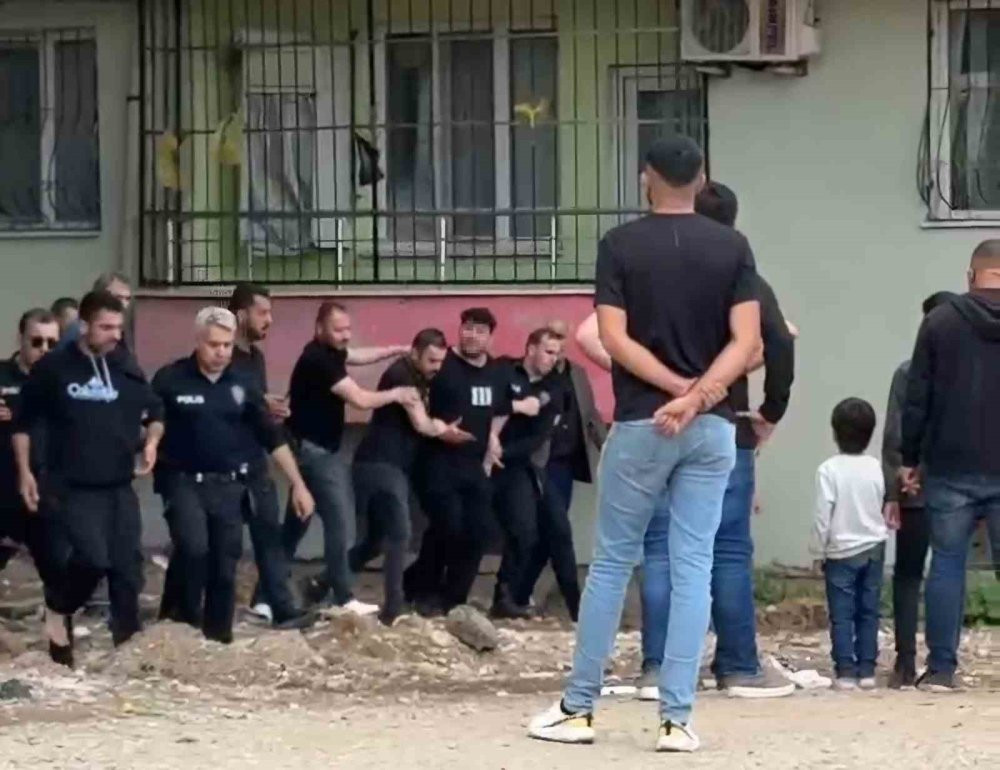 2 yaşındaki kızını kucağına alıp soluğu inşaatta aldı! Boşanma aşamasında adam ekipleri seferber etti