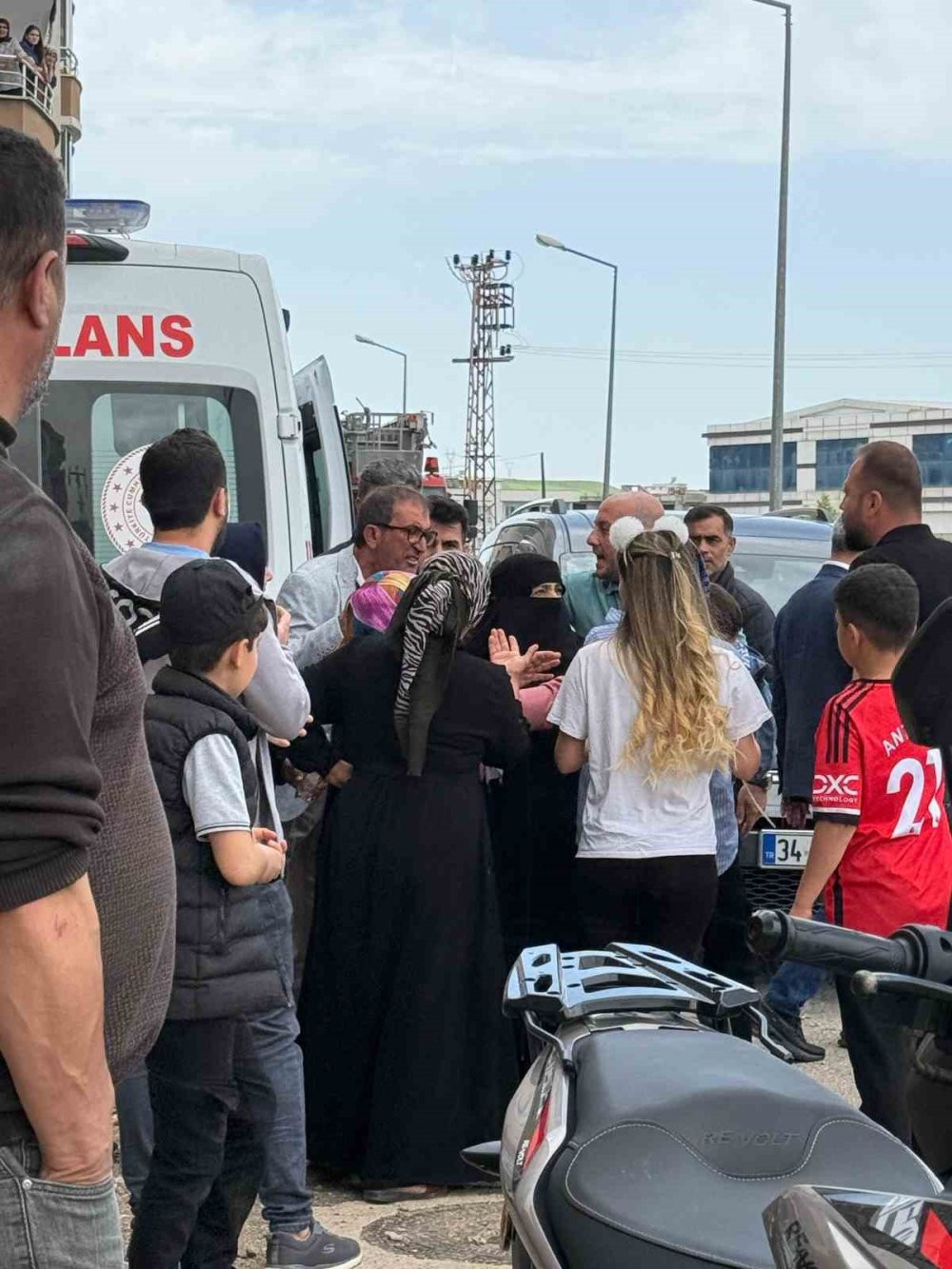 2 yaşındaki kızını kucağına alıp soluğu inşaatta aldı! Boşanma aşamasında adam ekipleri seferber etti