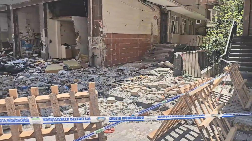 Deprem sonrası İstanbul'da dairenin balkonu çöktü! 1 kişi hastanelik oldu
