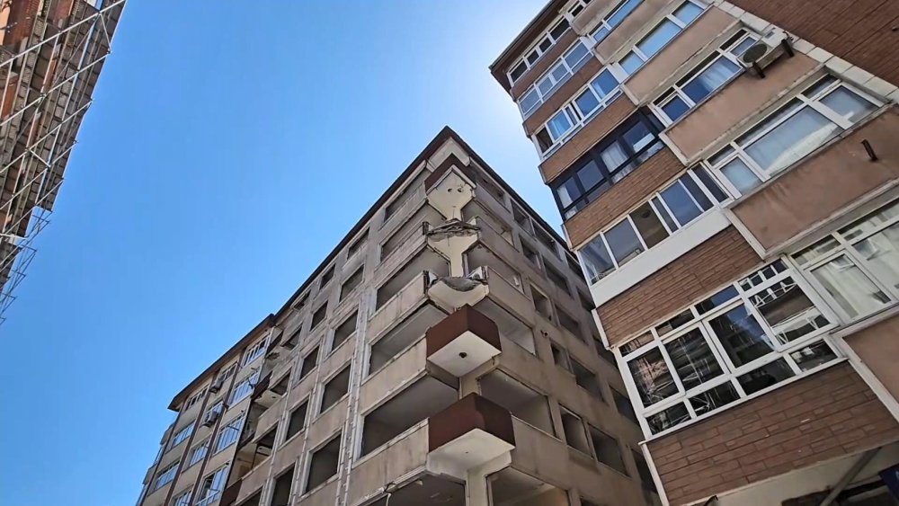 Deprem sonrası İstanbul'da dairenin balkonu çöktü! 1 kişi hastanelik oldu