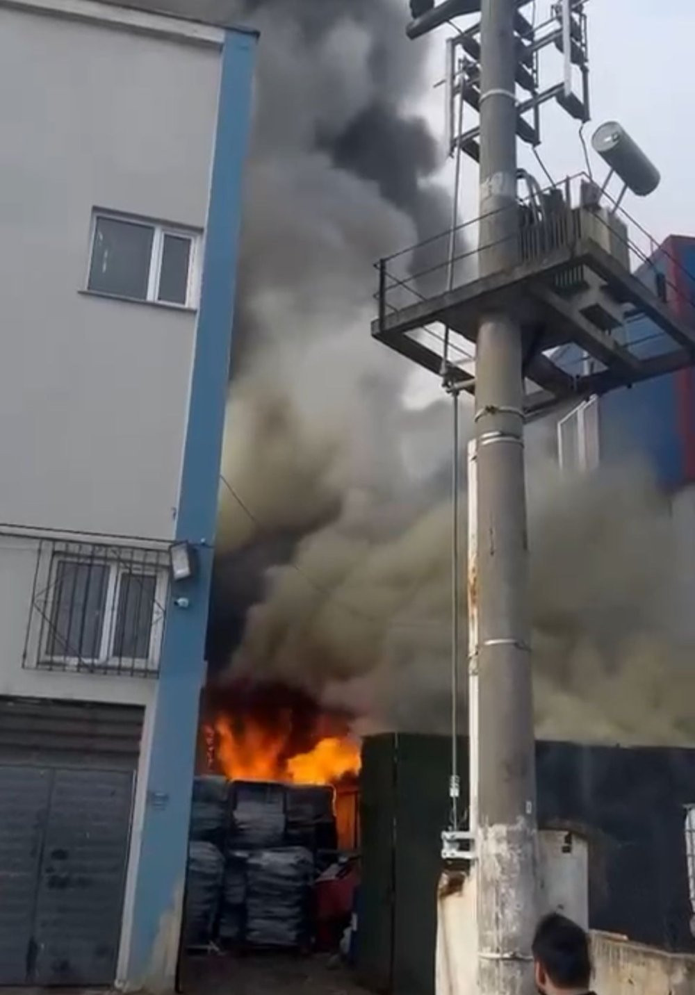 Fabrika deposu cayır cayır yandı!