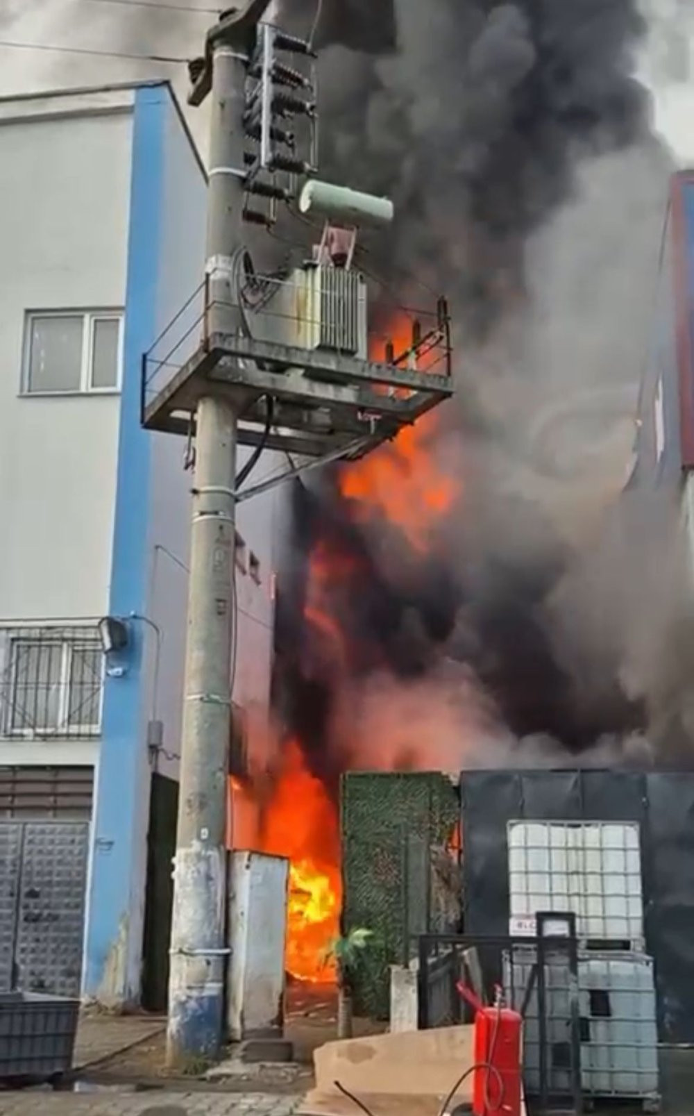 Fabrika deposu cayır cayır yandı!