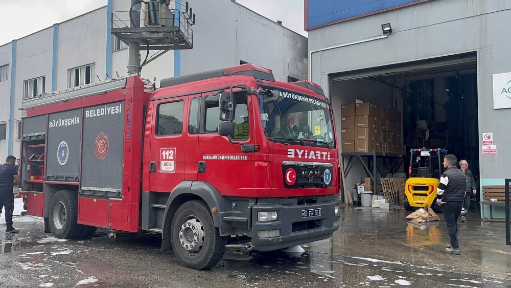 Fabrika deposu cayır cayır yandı!