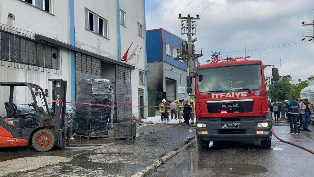 Fabrika deposu cayır cayır yandı!