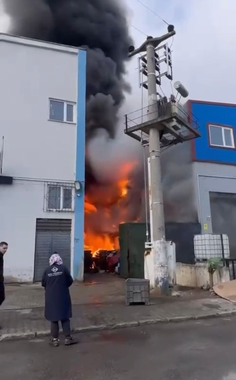 Fabrika deposu cayır cayır yandı!