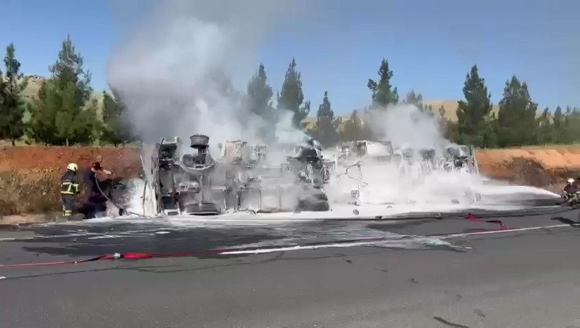 Şanlıurfa'da korkutan manzara! akaryakıt yüklü tanker devrildi