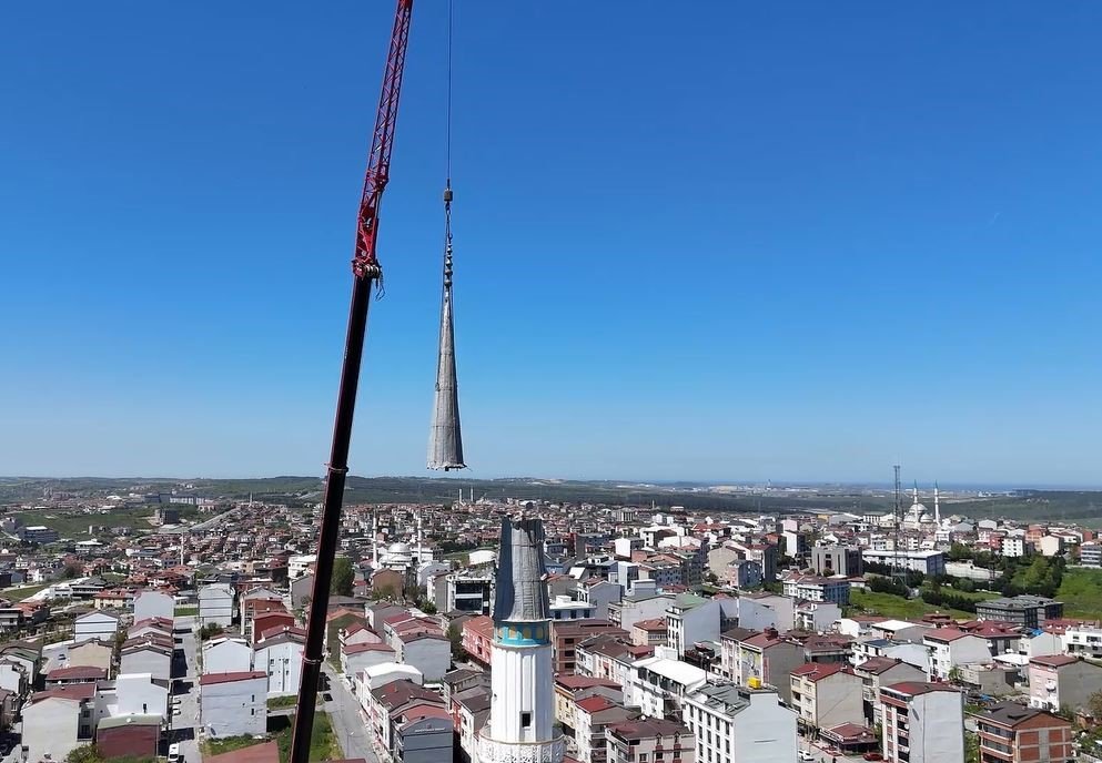 Depremde hasar gören Arnavutköy'deki Sıddık Camii’nin minaresi söküldü